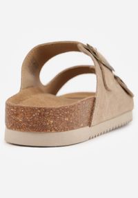 Born2be - Ciemnobeżowe Klasyczne Klapki z Zamszu Naturalnego z Paskami z Klamrami z Regulacją Realie. Okazja: na co dzień. Kolor: beżowy. Materiał: zamsz. Wzór: paski. Styl: klasyczny #3