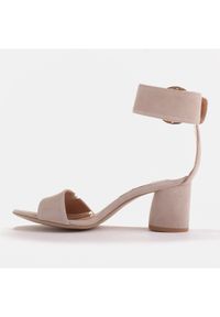 Marco Shoes Skórzane sandały damskie z ozdobną klamrą beżowy. Zapięcie: klamry. Kolor: beżowy. Materiał: skóra #2