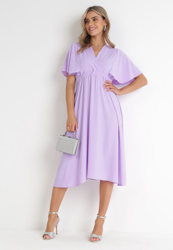 Born2be - Fioletowa Rozkloszowana Sukienka Midi z Kopertowym Dekoltem i Gumką w Talii Muntani. Kolor: fioletowy. Długość rękawa: krótki rękaw. Typ sukienki: kopertowe. Długość: midi