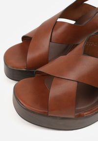 Renee - Jasnobrązowe Sandały na Platformie i Koturnie z Geometryczną Cholewką Adrasithise. Zapięcie: sprzączka. Kolor: brązowy. Wzór: geometria. Obcas: na koturnie #8