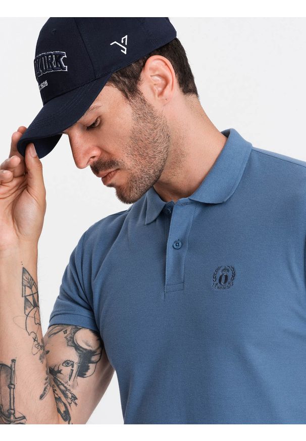 Ombre Clothing - Jednokolorowa koszulka polo męska BASIC z dzianiny pique - niebieska V16 - Rozmiar: S. Okazja: na co dzień. Typ kołnierza: polo. Kolor: niebieski. Materiał: dzianina. Wzór: haft, aplikacja, jednolity. Styl: sportowy, wizytowy, casual