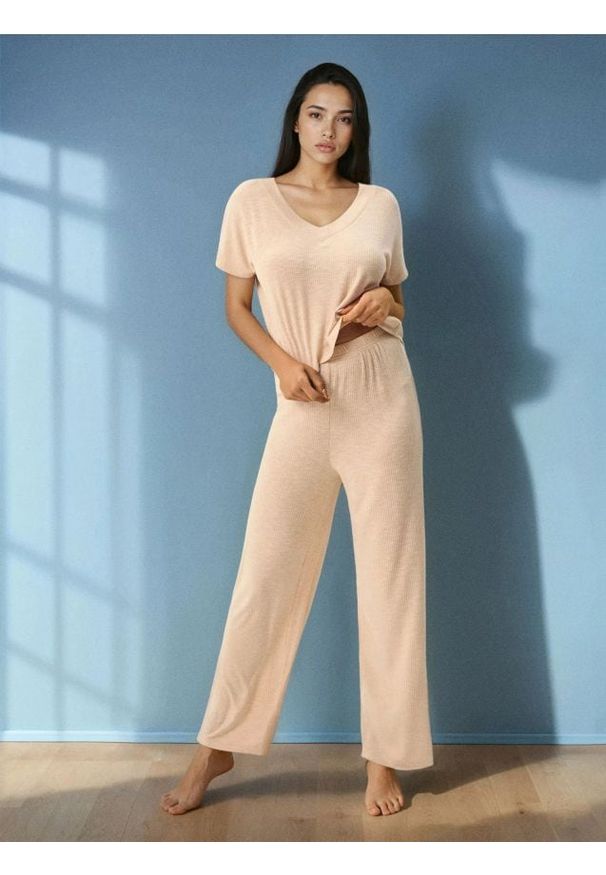 Sinsay - Wiskozowa piżama dwuczęściowa z prążkowanej dzianiny - kremowy. Kolor: kremowy. Materiał: prążkowany, dzianina, wiskoza