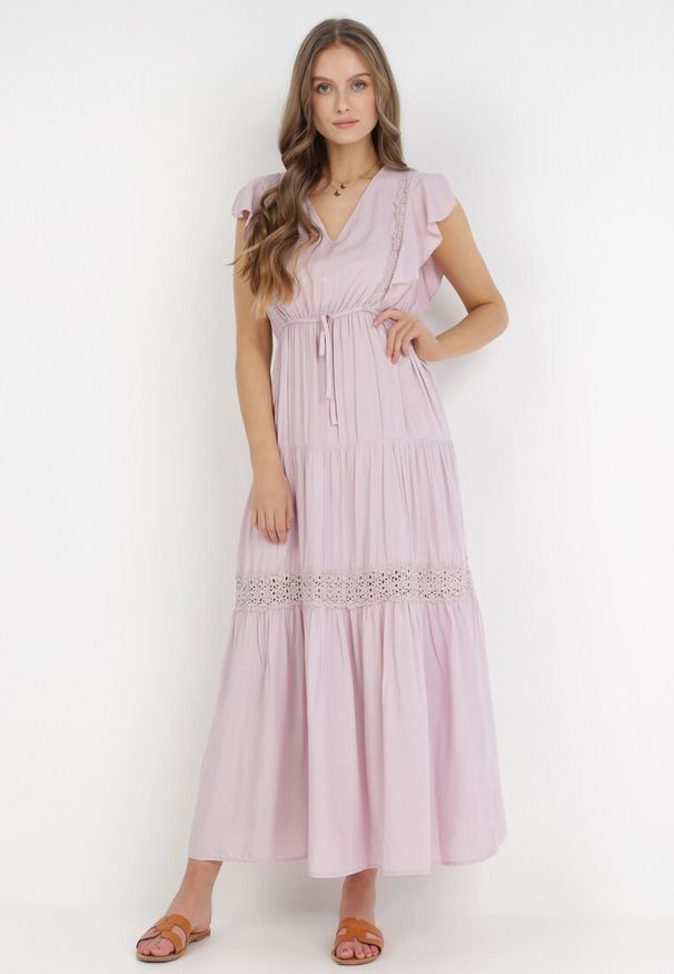 Born2be - Jasnoróżowa Sukienka Cileis. Typ kołnierza: kołnierz z falbankami. Kolor: różowy. Materiał: wiskoza, koronka. Długość rękawa: krótki rękaw. Wzór: geometria. Długość: maxi