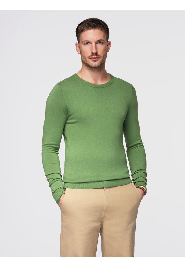 Ombre Clothing - Męski sweter klasyczny z wiskozą BASIC z okrągłym dekoltem – zielony V13 - Rozmiar: L. Okazja: do pracy, na co dzień, na spotkanie biznesowe. Kolor: zielony. Materiał: wiskoza. Wzór: gładki. Styl: klasyczny