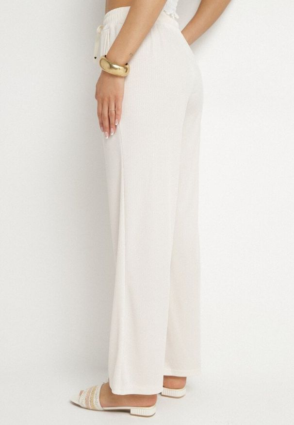 Born2be - Jasnobeżowe Spodnie z Gumką w Pasie i Szeroką Nogawką Mironia. Okazja: na co dzień. Kolor: beżowy. Styl: elegancki, casual