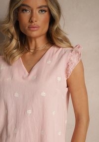 Renee - Różowa Bluzka z Bawełny w Kwiaty z Falbankami Aravindra. Okazja: na co dzień. Typ kołnierza: kołnierz z falbankami. Kolor: różowy. Materiał: bawełna. Wzór: kwiaty. Sezon: lato. Styl: elegancki, casual #4