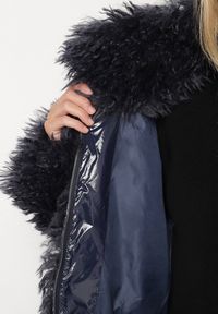 Born2be - Granatowa Krótka Kurtka Futerko z Wysokim Kołnierzem i Długim Włosiem Lanalia. Okazja: na co dzień, na spacer. Kolor: niebieski. Materiał: futro. Długość: krótkie. Styl: casual #5