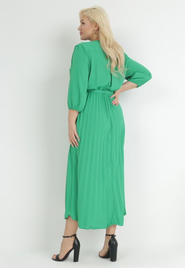 Born2be - Zielona Plisowana Sukienka Maxi z Kopertowym Dekoltem i Wiązaniem w Talii Lariah. Kolekcja: plus size. Kolor: zielony. Materiał: materiał. Typ sukienki: kopertowe. Długość: maxi