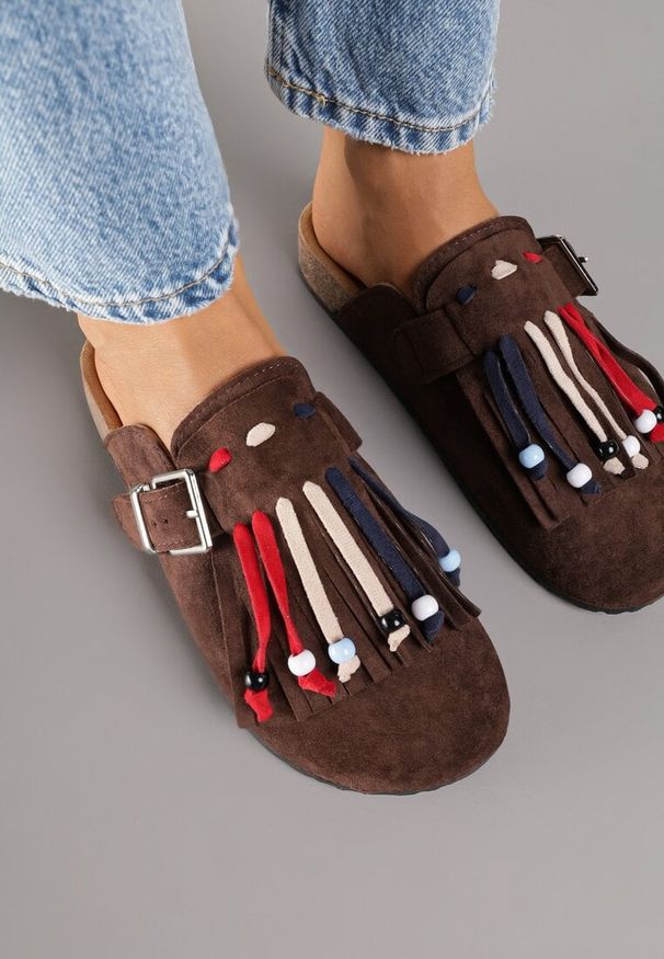 Born2be - Brązowe Klapki Mule w Stylu Boho z Ozdobnymi Frędzlami Varre. Okazja: na spacer. Kolor: brązowy. Materiał: jeans. Sezon: wiosna, lato. Obcas: na płaskiej podeszwie. Styl: boho
