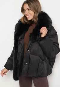 Born2be - Czarna Zimowa Kurtka Pikowana z Futrzanym Kołnierzem i Wysokimi Ściągaczami Tilastra. Okazja: na co dzień, na spotkanie biznesowe, do pracy. Kolor: czarny. Materiał: futro. Długość: krótkie. Sezon: zima. Styl: casual, biznesowy #7