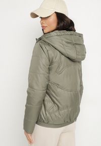 Born2be - Zielona Casualowa Kurtka z Kapturem i Ozdobnymi Sznurkami Evialinae. Okazja: na co dzień. Typ kołnierza: kaptur. Kolor: zielony. Materiał: jeans, poliester. Styl: casual #4