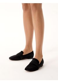 Kazar - Wsuwane czarne półbuty z zamszu. Okazja: na co dzień. Zapięcie: bez zapięcia. Kolor: czarny. Materiał: zamsz. Szerokość cholewki: normalna. Obcas: na obcasie. Styl: casual, klasyczny. Wysokość obcasa: niski #6