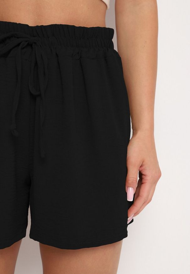 Born2be - Czarne Luźne Szorty z Wysokim Stanem i Gumką w Pasie Vimarias. Okazja: na co dzień, do pracy. Stan: podwyższony. Kolor: czarny. Długość: krótkie. Styl: casual, elegancki