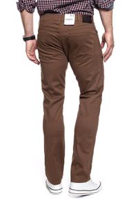 Wrangler - WRANGLER SPODNIE MĘSKIE GREENSBORO BISON W15QT228E 112127074. Materiał: materiał #10