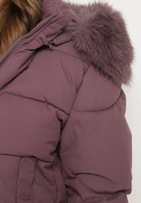 Born2be - Fioletowa Pikowana Kurtka z Szerokimi Ściągaczami i Ozdobnym Futrem przy Kapturze Inandria. Okazja: na spotkanie biznesowe, do pracy, na co dzień. Kolor: fioletowy. Materiał: futro. Długość rękawa: długi rękaw. Długość: długie. Styl: elegancki, casual, klasyczny, biznesowy #4