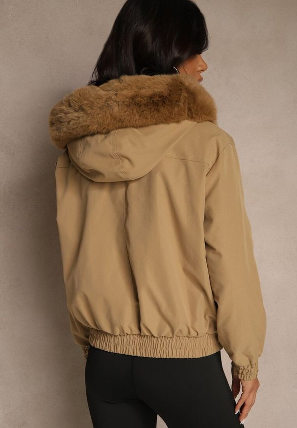 Renee - Ciemnobeżowa Kurtka o Kroju Bomberki z Kapturem i Futerkiem Rafenea. Okazja: na co dzień. Typ kołnierza: kaptur. Kolor: beżowy. Materiał: futro. Styl: casual, klasyczny