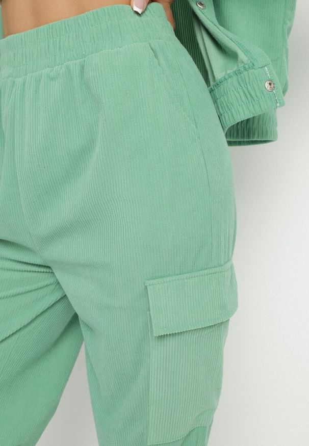 Born2be - Zielone Spodnie w Stylu Cargo z Wysokim Stanem Belseli. Okazja: na co dzień. Stan: podwyższony. Kolor: zielony. Styl: casual