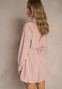 Renee - Różowa Sukienka Koszulowa Typu Bombka Ozdobiona Paskiem Lavirivae. Okazja: na co dzień. Kolor: różowy. Długość rękawa: długi rękaw. Wzór: aplikacja. Typ sukienki: bombki, koszulowe. Styl: casual, elegancki #4