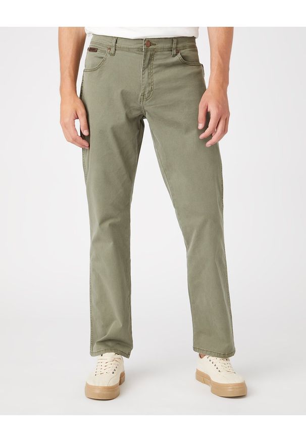 Wrangler - WRANGLER TEXAS STRETCH MĘSKIE SPODNIE MATERIAŁOWE SEA TURTLE W121Y6G31 112145776. Materiał: materiał