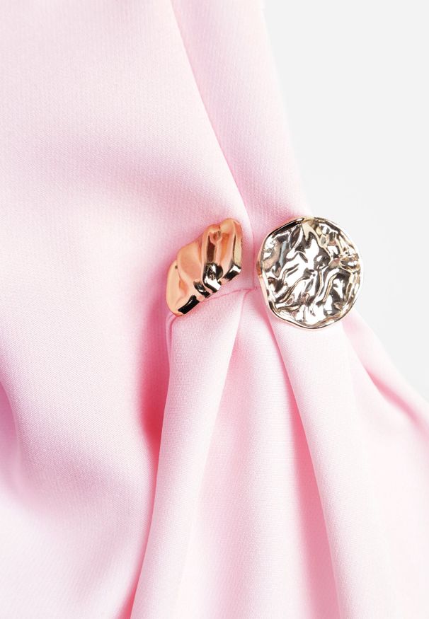 Born2be - Różowa Elegancka Sukienka Bez Rękawów Zdobiona Przypinkami w Talii Rhaegina. Okazja: na co dzień. Kolor: różowy. Długość rękawa: bez rękawów. Wzór: aplikacja. Typ sukienki: proste, rozkloszowane. Styl: elegancki