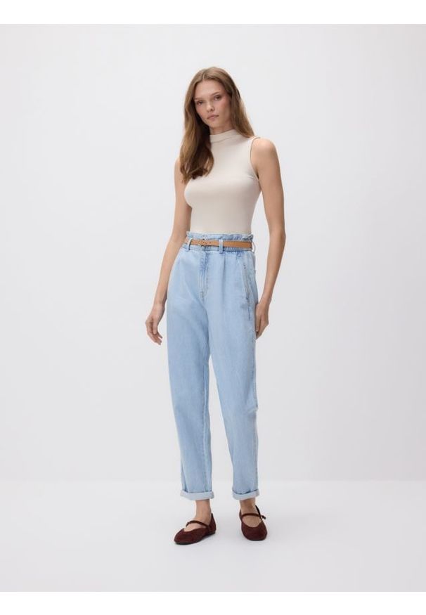 Reserved - Jeansy paperbag z dłuższą nogawką - niebieski. Kolor: niebieski. Długość: długie