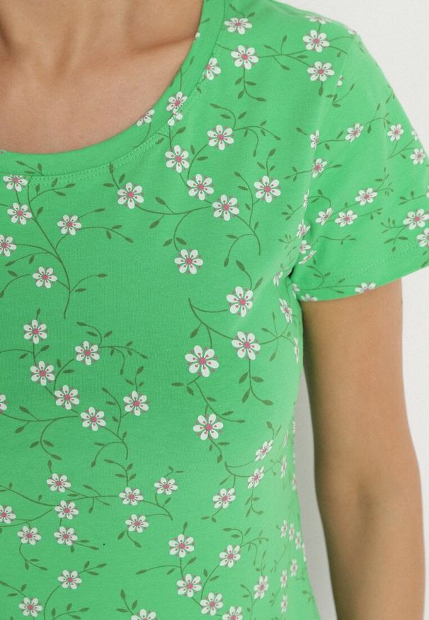Born2be - Zielony T-shirt z Bawełny w Kwiaty Savilisse. Okazja: na co dzień. Kolor: zielony. Materiał: bawełna. Wzór: kwiaty. Styl: klasyczny, casual