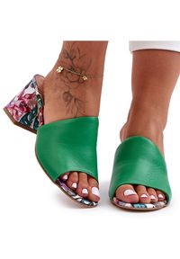 Damskie Skórzane Klapki Na Obcasie Lewski Shoes 3209/K Zielone. Kolor: zielony. Materiał: skóra. Wzór: aplikacja, gładki. Sezon: lato. Obcas: na obcasie. Styl: elegancki. Wysokość obcasa: średni #1