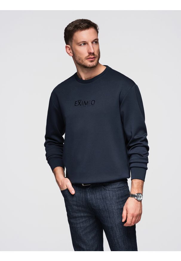 Ombre Clothing - Męska bluza regular z błyszczącym printem na klatce piersiowej - ciemnoniebieska V4 - Rozmiar: M. Okazja: na co dzień, na uczelnię. Kolor: niebieski. Materiał: dzianina, materiał, wiskoza, elastan, poliester. Wzór: nadruk. Styl: casual