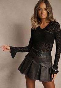 Renee - Czarna Bluzka Longsleeve z Koronki z Falbankami przy Rękawach Isonea. Okazja: na co dzień. Typ kołnierza: kołnierz z falbankami. Kolor: czarny. Materiał: koronka. Długość rękawa: długi rękaw. Wzór: koronka. Styl: elegancki, casual, klasyczny