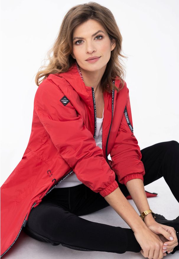 Volcano - Lekki płaszcz damski w czerwonym kolorze J-PEPE. Kolekcja: plus size. Kolor: czerwony. Materiał: materiał, poliester. Wzór: napisy, paski, aplikacja. Sezon: wiosna, lato, jesień. Styl: sportowy