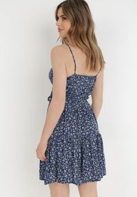 Born2be - Granatowa Sukienka z Wiskozy Eudaia. Typ kołnierza: dekolt kopertowy. Kolor: niebieski. Wzór: aplikacja, kwiaty. Typ sukienki: rozkloszowane, kopertowe. Materiał: wiskoza. Długość rękawa: na ramiączkach. Sezon: lato. Styl: wakacyjny. Długość: mini #4