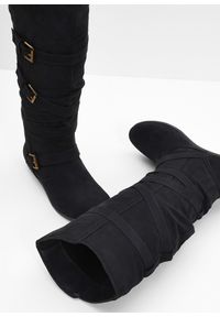 bonprix - Kozaki. Okazja: na co dzień. Zapięcie: bez zapięcia. Kolor: czarny. Szerokość cholewki: normalna. Wzór: paski. Styl: casual #2