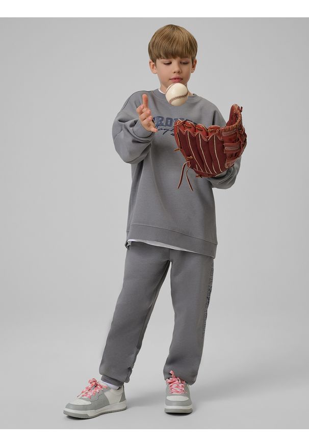 4f - 4F Bluza dresowa loose bez kaptura chłopięca - szara 146/152 (10-12 lat). Okazja: na co dzień. Typ kołnierza: bez kaptura. Kolor: szary. Materiał: dresówka. Sezon: lato. Styl: casual, sportowy