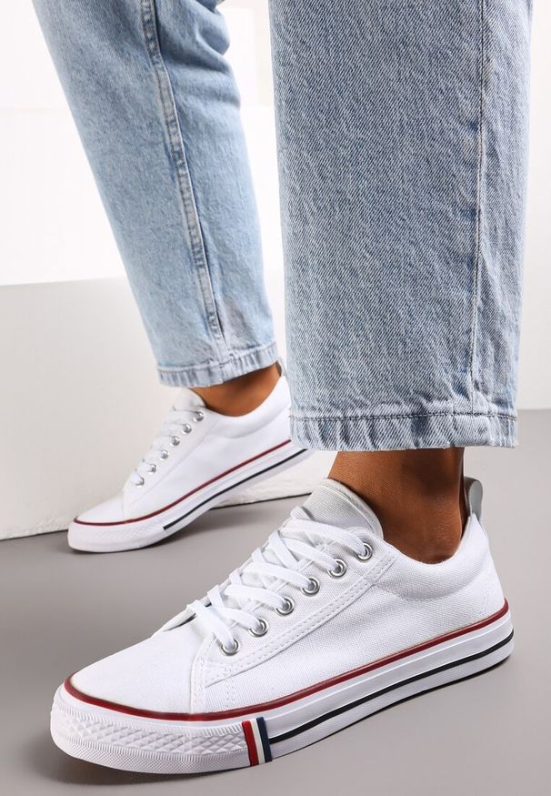 Renee - Białe Trampki przed Kostkę Sznurowane Islatia. Okazja: na spacer, na co dzień. Wysokość cholewki: przed kostkę. Kolor: biały. Materiał: jeans. Wzór: aplikacja. Sezon: lato. Styl: casual