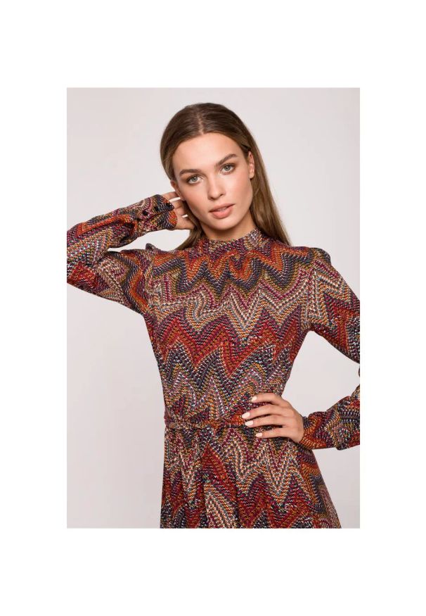 Stylove - Długa sukienka BOHO z falbankami i długim rękawem czerwona. Okazja: do pracy, na imprezę. Typ kołnierza: kołnierz z falbankami. Kolor: czerwony. Długość rękawa: długi rękaw. Styl: boho. Długość: maxi