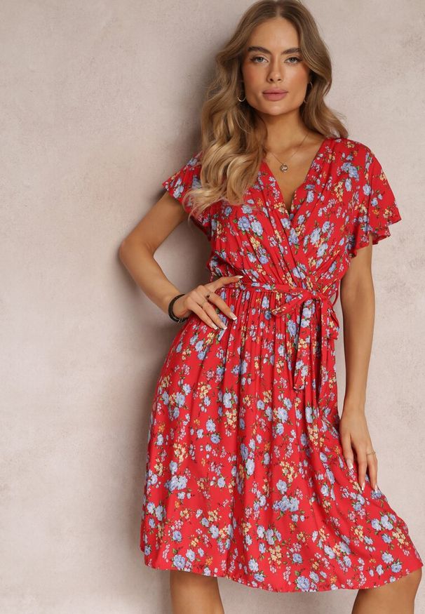 Renee - Czerwona Wiskozowa Sukienka Midi w Kwiaty z Gumką w Pasie i Materiałowym Paskiem Aidenia. Kolor: czerwony. Materiał: materiał, wiskoza. Wzór: kwiaty. Typ sukienki: kopertowe. Długość: midi