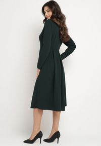 Born2be - Ciemnozielona Rozkloszowana Sukienka Wieczorowa ze Szpiczastym Dekoltem Temithiel. Okazja: na co dzień. Kolor: zielony. Materiał: jeans. Wzór: aplikacja. Typ sukienki: proste. Styl: wizytowy #3