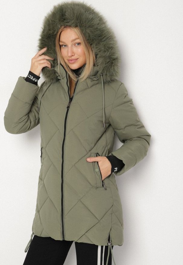 Born2be - Ciemnozielona Pikowana Kurtka z Kapturem z Futrem i Ściągaczami przy Rękawach Dacce. Okazja: na co dzień. Typ kołnierza: kaptur. Kolor: zielony. Materiał: futro. Styl: casual