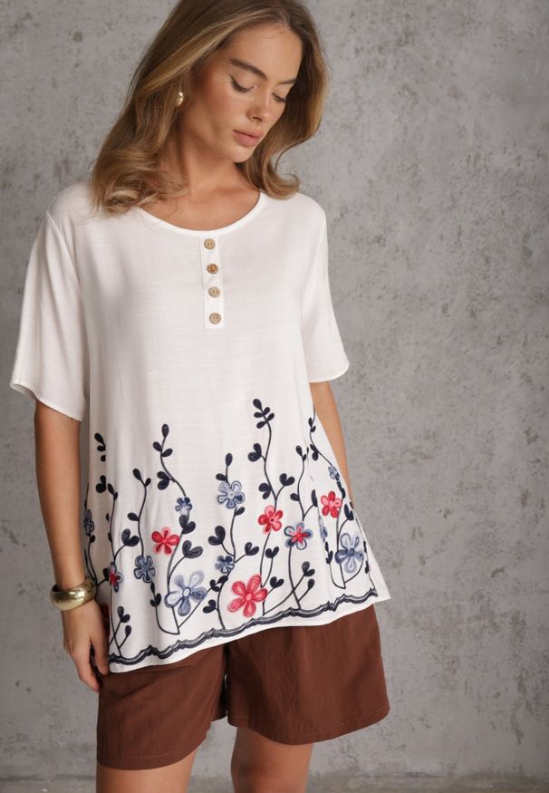 Renee - Biała Bawełniana Bluzka z Haftowanymi Kwiatami Ephalle. Okazja: na co dzień. Kolekcja: plus size. Kolor: biały. Materiał: bawełna. Długość rękawa: krótki rękaw. Długość: krótkie. Wzór: haft, kwiaty. Styl: casual