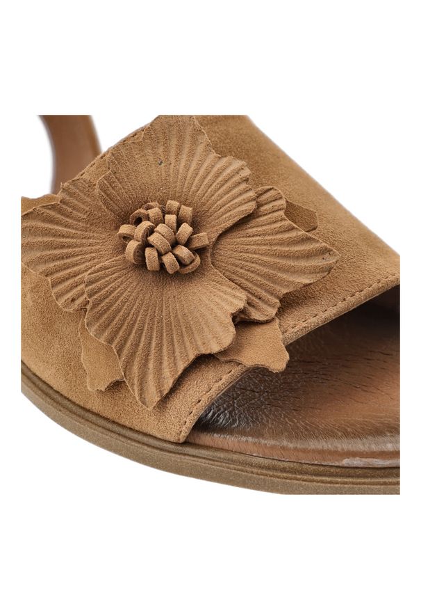 Sandały damskie Armodo, cholewka ze skóry naturalnej o gładkiej strukturze z ozdobnym kwiatem na przodzie, odkryta konstrukcja z regulowanym zapięcie. Okazja: na co dzień. Zapięcie: pasek. Kolor: brązowy. Wzór: kwiaty, gładki. Materiał: skóra. Sezon: lato. Obcas: na obcasie. Styl: casual, klasyczny, elegancki. Wysokość obcasa: niski