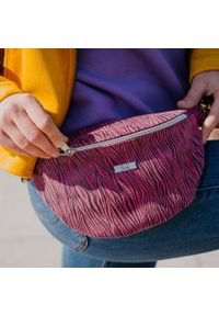 Nerka skórzana SHE 620a różowa zebra. Kolor: różowy. Wzór: motyw zwierzęcy. Materiał: skórzane. Styl: casual, elegancki