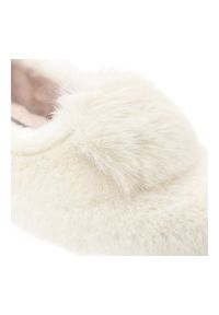 Białe Kapcie Macarena Wsuwane Ocieplane Obuwie Damskie. Okazja: do domu. Zapięcie: bez zapięcia. Kolor: biały. Materiał: materiał. Wzór: aplikacja #4