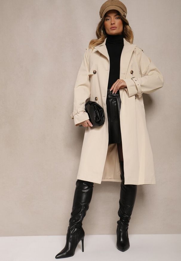 Renee - Jasnobeżowy Dwurzędowy Płaszcz Typu Trencz z Pagonami i Paskiem w Talii Malwizia. Okazja: na co dzień. Kolor: beżowy. Materiał: dzianina. Długość rękawa: długi rękaw. Długość: długie. Styl: klasyczny, casual, elegancki