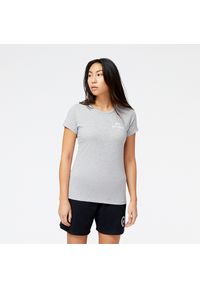 Koszulka damska New Balance WT31804AG – szara. Kolor: szary. Materiał: materiał, bawełna, poliester. Długość rękawa: krótki rękaw. Długość: krótkie. Wzór: napisy #1