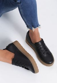 Renee - Czarne Sneakersy Luxurious. Kolor: czarny. Obcas: na platformie #7