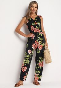 Born2be - Czarny Kombinezon w Kwiaty z Trójkątnym Dekoltem i Troczkami na Ramionach Benan. Okazja: na co dzień. Kolor: czarny. Wzór: kwiaty. Styl: elegancki, casual #1