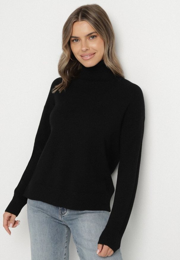 Born2be - Czarny Golf z Domieszką Kaszmiru Ozdobiony Przeszyciami Avonella. Okazja: na co dzień. Typ kołnierza: golf. Kolor: czarny. Materiał: kaszmir. Wzór: aplikacja. Styl: klasyczny, casual