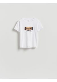 Reserved - T-shirt z nadrukiem - biały. Kolor: biały. Materiał: dzianina, bawełna. Wzór: nadruk #1