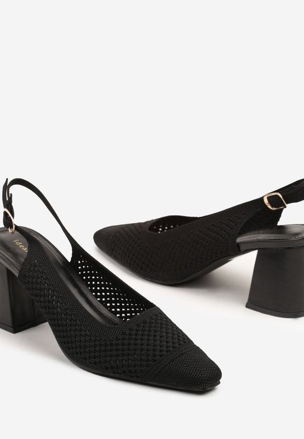 Renee - Czarne Sandały na Słupku Typu Slingback z Ażurową Cholewką Morivira. Okazja: na co dzień. Nosek buta: okrągły. Zapięcie: pasek. Kolor: czarny. Wzór: ażurowy. Materiał: jeans. Obcas: na słupku. Styl: elegancki, casual. Wysokość obcasa: średni