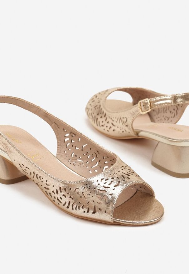 Renee - Złote Sandały Vices na Słupku ze Skórzaną Wkładką i Ażurowym Wzorem Filavira. Okazja: na co dzień. Zapięcie: sprzączka. Kolor: złoty. Materiał: skóra. Wzór: ażurowy. Obcas: na słupku. Styl: elegancki, casual. Wysokość obcasa: średni
